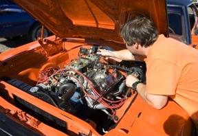 http://us.123rf.com/400wm/400/400/stevemc/stevemc0703/stevemc070300006/798626-mechanic-tuning-the-carburetors-on-a-classic-muscle-car.jpg